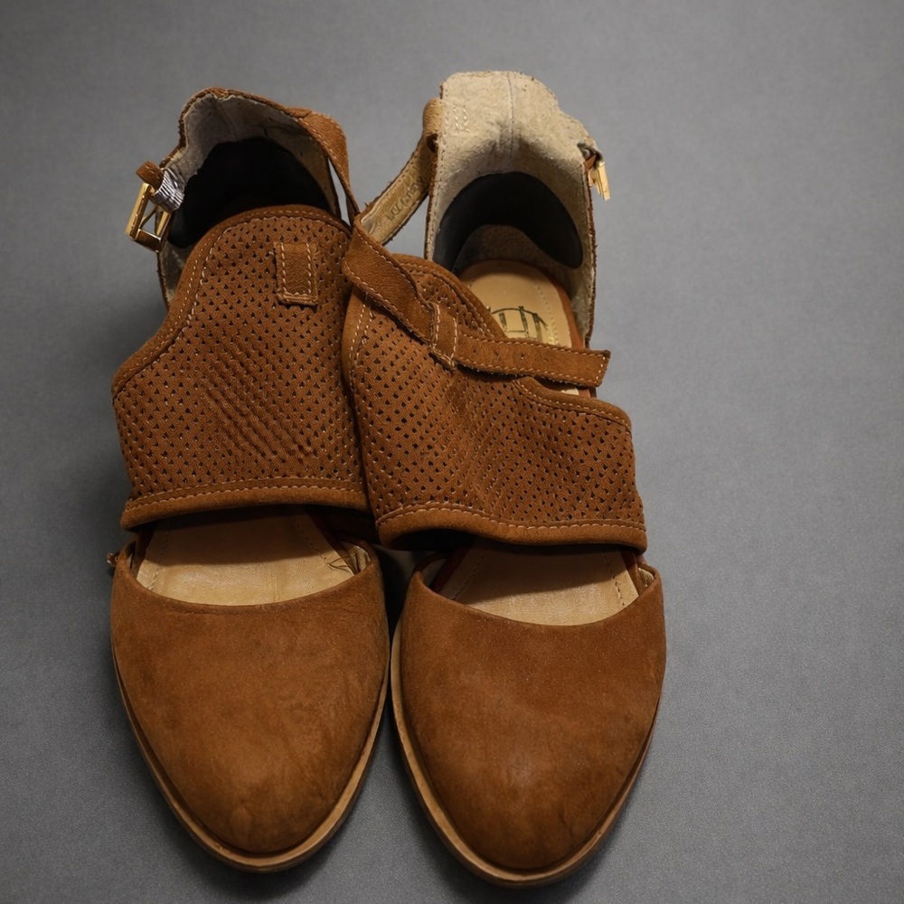 House of Harlow 1960 brown suede shoes SZ 38 or 7.5/8